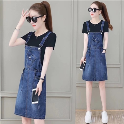 雜款女裝背帶牛仔褲．裙有貨處理全清價8元一件.可分貨，適合各大市場．聯系微信掃一掃圖片二維碼